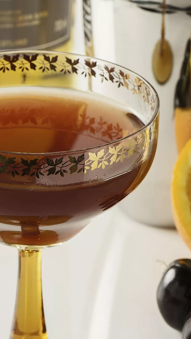 rob roy cocktail glass and fruit