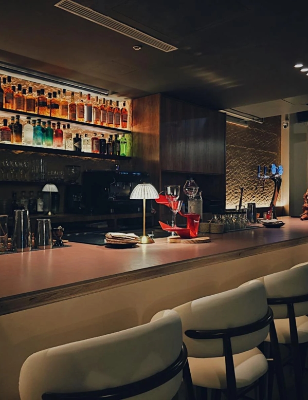 cocktail whisky bar