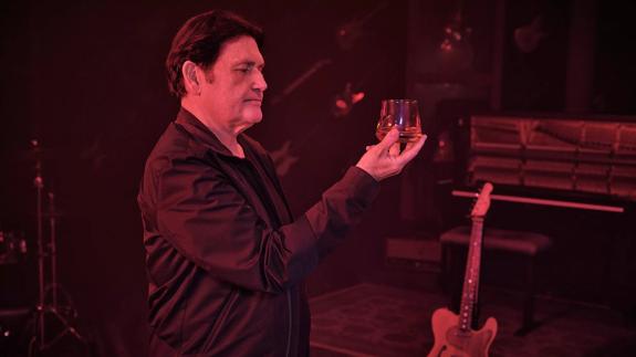 charlie burchill holding macallan rare cask glass