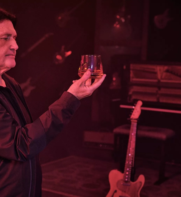 charlie burchill holding macallan rare cask glass