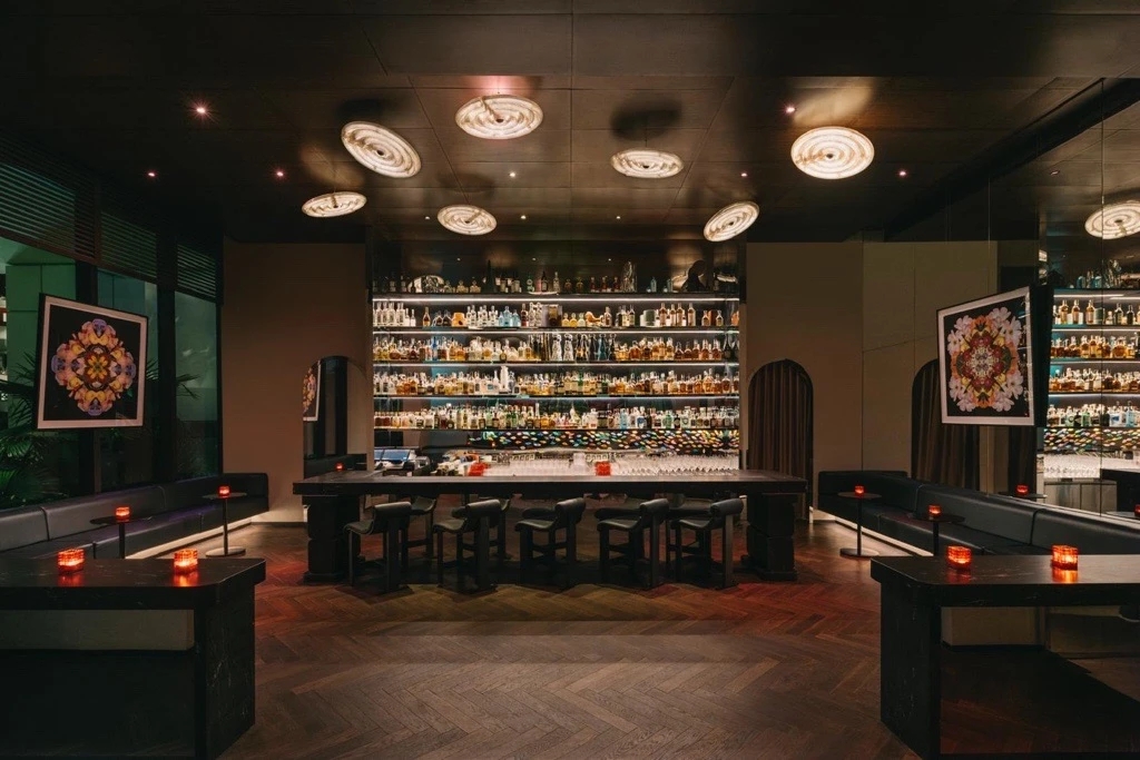 cocktail whisky bar