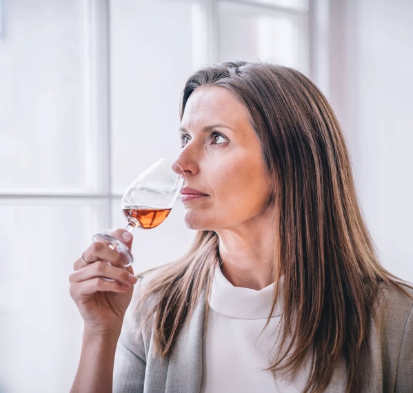kirsteen campbell nosing the reach whisky in a glass