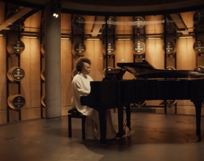 Emeli Sande playing Piano