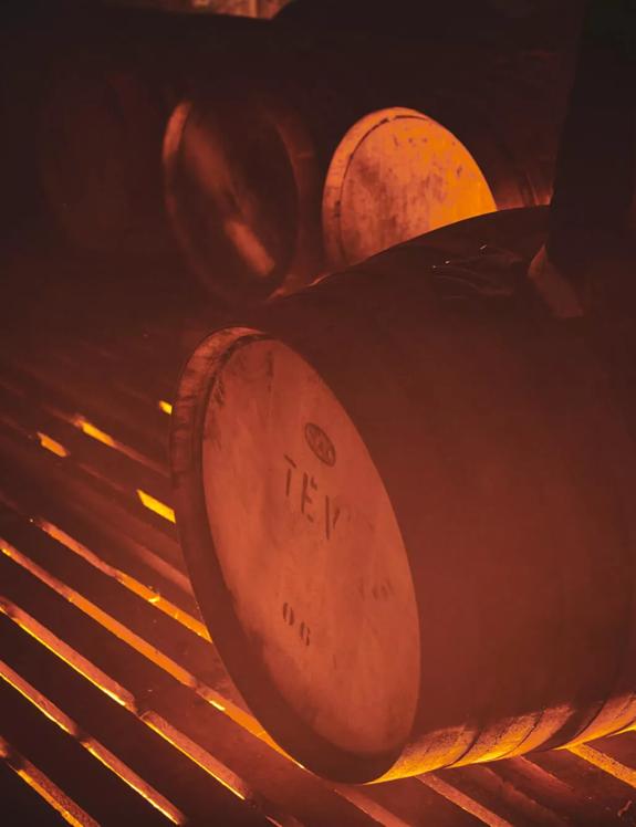 Beczki whisky jest walcowana