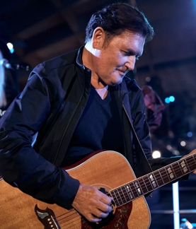 Charlie from Simple Minds playing the guitar