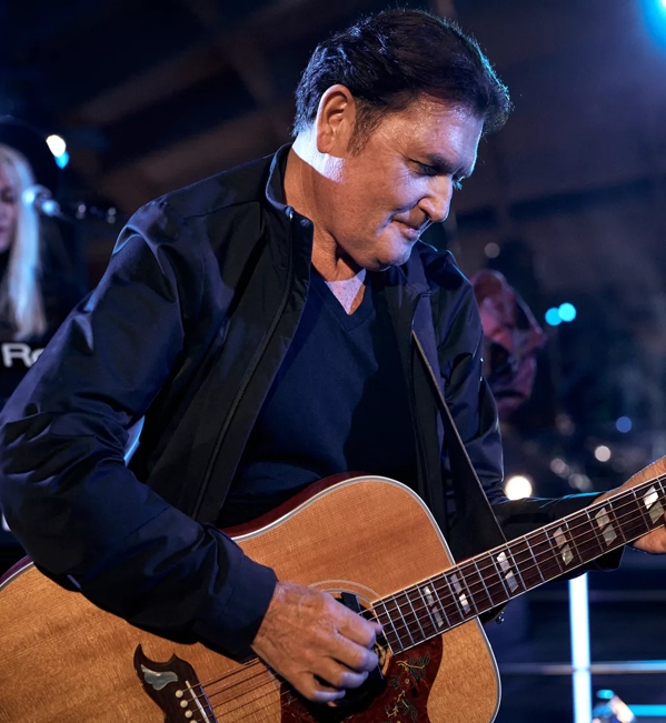 Charlie from Simple Minds playing the guitar