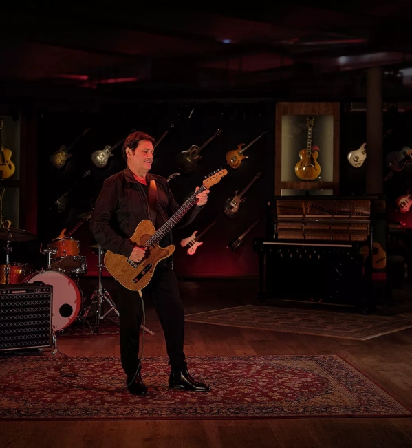 charlie burchill with guitar