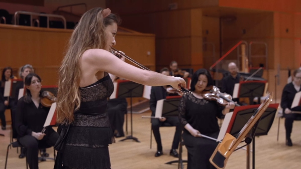 Nicola Benedetti playing in Orchestra 